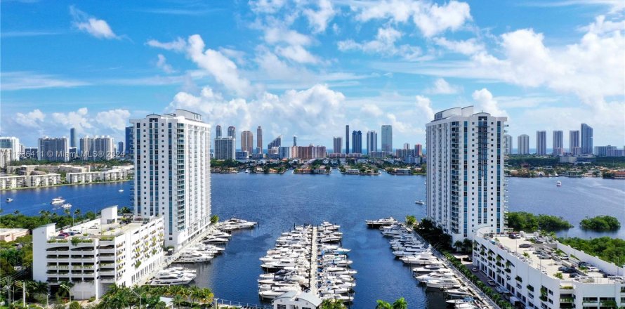 Condo in North Miami Beach, Florida, 2 bedrooms  № 1309851