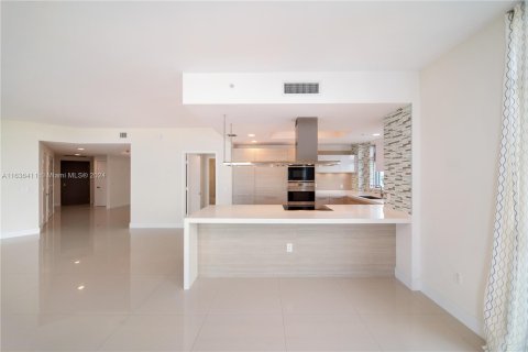 Condo in North Miami Beach, Florida, 2 bedrooms  № 1309851 - photo 18