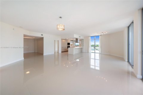 Condo in North Miami Beach, Florida, 2 bedrooms  № 1309851 - photo 16