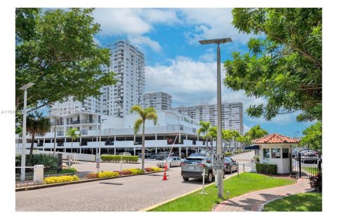 Condo in Aventura, Florida, 2 bedrooms  № 1309849 - photo 17