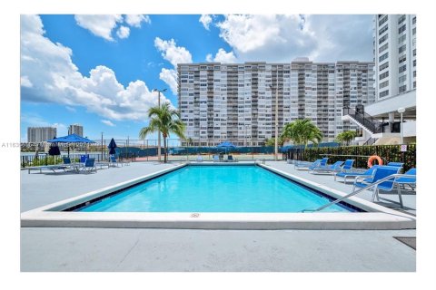 Condo in Aventura, Florida, 2 bedrooms  № 1309849 - photo 16