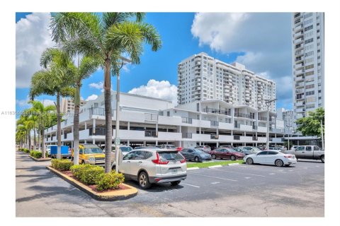 Condo in Aventura, Florida, 2 bedrooms  № 1309849 - photo 18