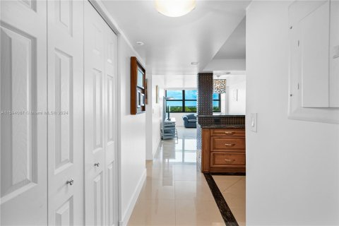 Condo in Miami Beach, Florida, 2 bedrooms  № 1206820 - photo 25