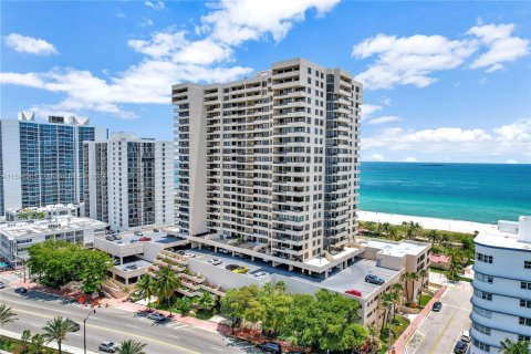 Condo in Miami Beach, Florida, 2 bedrooms  № 1206820 - photo 1