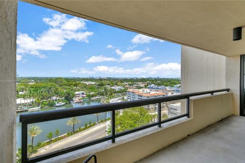 Condo in Miami Beach, Florida, 2 bedrooms  № 1206820 - photo 12