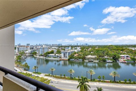 Condo in Miami Beach, Florida, 2 bedrooms  № 1206820 - photo 14