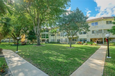 Condo in Lauderdale Lakes, Florida, 1 bedroom  № 914125 - photo 13