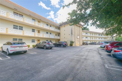 Condo in Lauderdale Lakes, Florida, 1 bedroom  № 914125 - photo 12