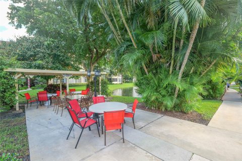 Condo in Lauderdale Lakes, Florida, 1 bedroom  № 914125 - photo 3