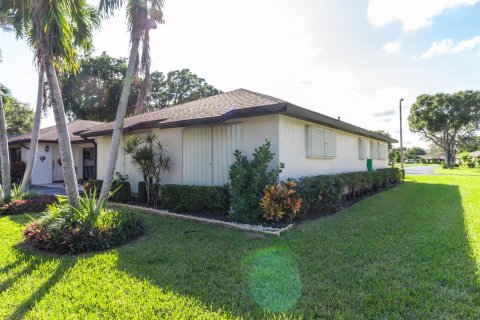House in Boynton Beach, Florida 2 bedrooms, 130.06 sq.m. № 914162 - photo 1