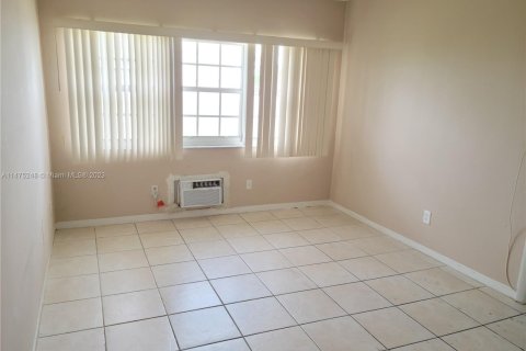 Condominio en venta en North Bay Village, Florida, 1 dormitorio, 65.03 m2 № 785352 - foto 7