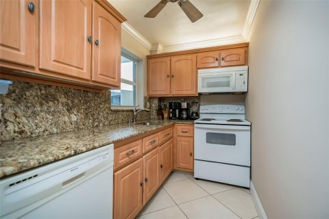 Condo in Hillsboro Beach, Florida, 1 bedroom  № 1385603 - photo 8