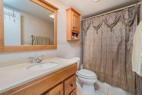 Condo in Hillsboro Beach, Florida, 1 bedroom  № 1385603 - photo 11