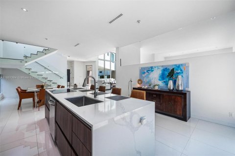 Casa en venta en Miami, Florida, 4 dormitorios, 288.65 m2 № 1385643 - foto 26