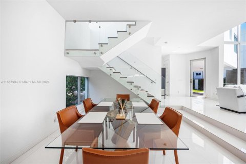 Casa en venta en Miami, Florida, 4 dormitorios, 288.65 m2 № 1385643 - foto 23