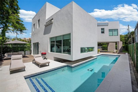 Casa en venta en Miami, Florida, 4 dormitorios, 288.65 m2 № 1385643 - foto 1