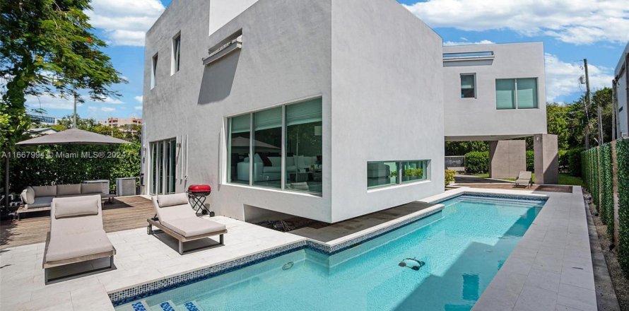 Casa en Miami, Florida 4 dormitorios, 288.65 m2 № 1385643