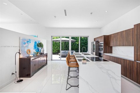 Casa en venta en Miami, Florida, 4 dormitorios, 288.65 m2 № 1385643 - foto 4