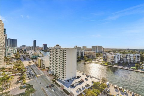 Copropriété à vendre à Hollywood, Floride: 2 chambres, 174.38 m2 № 1098184 - photo 17