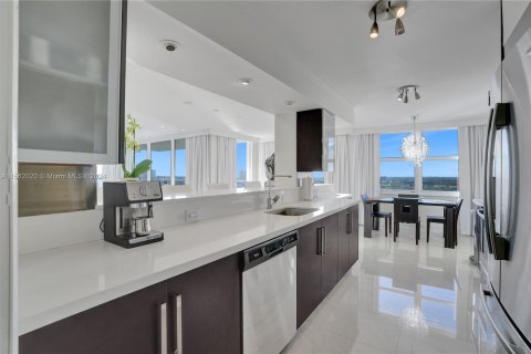 Condo in Hollywood, Florida, 2 bedrooms  № 1098184 - photo 7