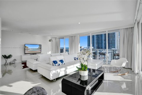 Condominio en venta en Hollywood, Florida, 2 dormitorios, 174.38 m2 № 1098184 - foto 1