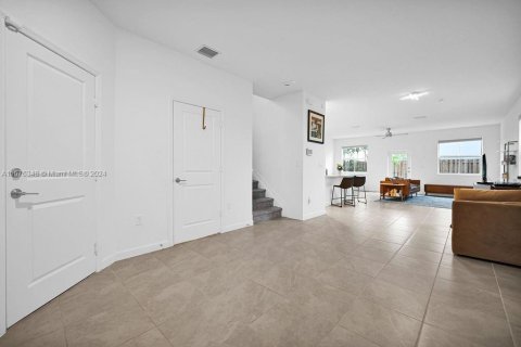 Villa ou maison à vendre à Miami, Floride: 4 chambres, 184.23 m2 № 1401580 - photo 8