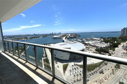 Condo in Miami, Florida, 2 bedrooms  № 1355252 - photo 1