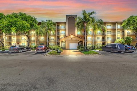 Condominio en venta en Pembroke Pines, Florida, 2 dormitorios, 110.74 m2 № 1228191 - foto 2