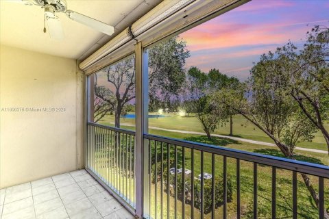 Condominio en venta en Pembroke Pines, Florida, 2 dormitorios, 110.74 m2 № 1228191 - foto 1