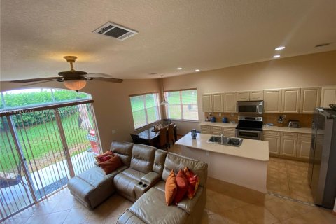 Villa ou maison à vendre à Pembroke Pines, Floride: 4 chambres, 220.92 m2 № 1228188 - photo 12