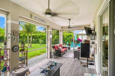 House in Hutchinson Island South, Florida 4 bedrooms, 184.32 sq.m. № 1181970 - photo 10