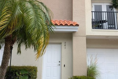 Townhouse in Saint Petersburg, Florida 3 bedrooms, 156.08 sq.m. № 1361898 - photo 2