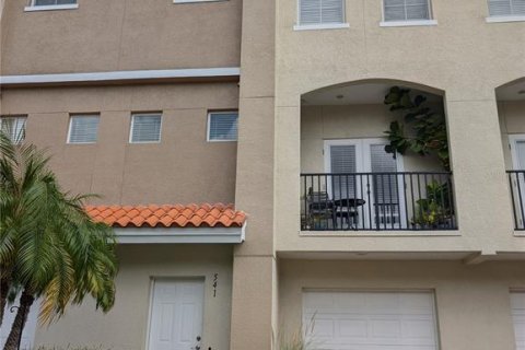 Townhouse in Saint Petersburg, Florida 3 bedrooms, 156.08 sq.m. № 1361898 - photo 1