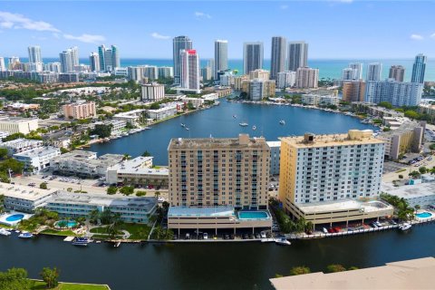 Condo in Hallandale Beach, Florida, 2 bedrooms  № 1409052 - photo 1