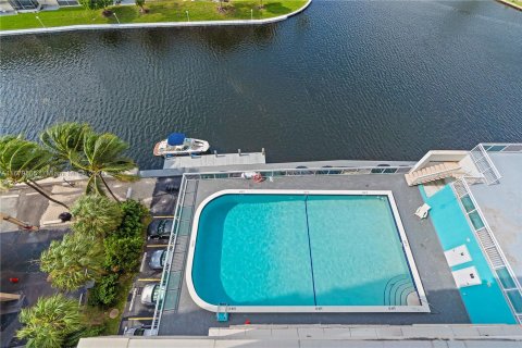 Condo in Hallandale Beach, Florida, 2 bedrooms  № 1409052 - photo 8