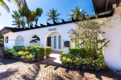 Villa ou maison à vendre à North Miami Beach, Floride: 4 chambres, 202.9 m2 № 658107 - photo 1