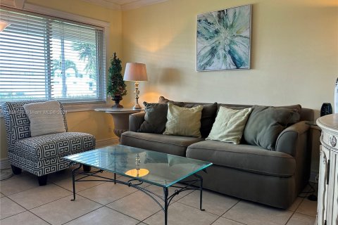 Condo in Hallandale Beach, Florida, 1 bedroom  № 1379137 - photo 1