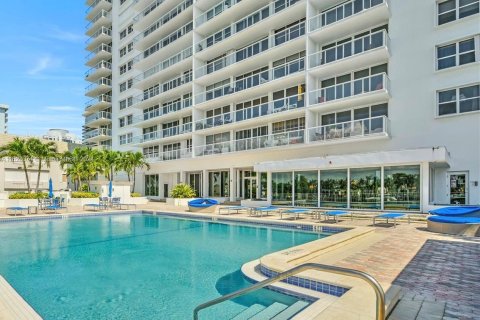 Condo in Miami Beach, Florida, 2 bedrooms  № 1269725 - photo 25