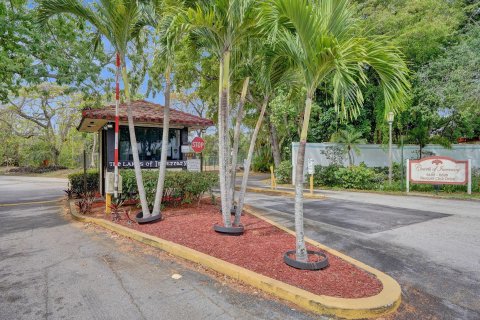 Condo in Lauderhill, Florida, 2 bedrooms  № 1162011 - photo 1