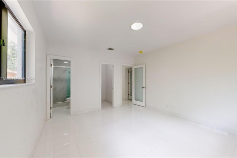 House in Miami, Florida 3 bedrooms, 184.13 sq.m. № 1233787 - photo 28