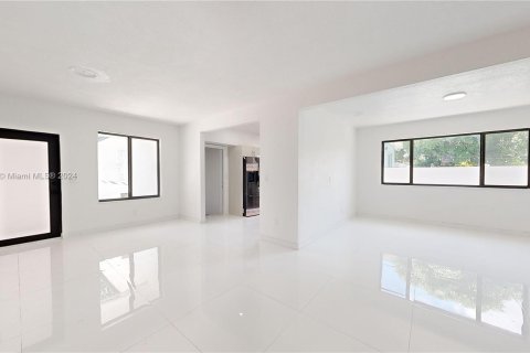 House in Miami, Florida 3 bedrooms, 184.13 sq.m. № 1233787 - photo 10