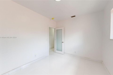 House in Miami, Florida 3 bedrooms, 184.13 sq.m. № 1233787 - photo 21