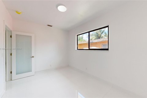 House in Miami, Florida 3 bedrooms, 184.13 sq.m. № 1233787 - photo 22