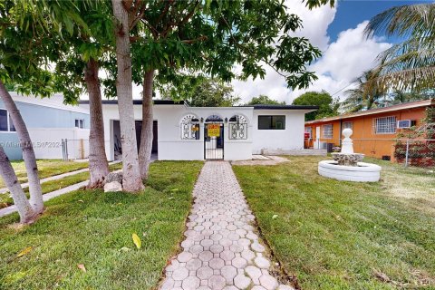 House in Miami, Florida 3 bedrooms, 184.13 sq.m. № 1233787 - photo 9