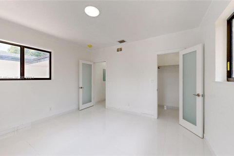 House in Miami, Florida 3 bedrooms, 184.13 sq.m. № 1233787 - photo 16