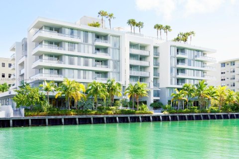 Condominio en venta en Bay Harbor Islands, Florida, 1 dormitorio, 73.49 m2 № 858468 - foto 1