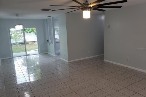 Villa ou maison à vendre à Tampa, Floride: 3 chambres, 156.08 m2 № 1323432 - photo 2