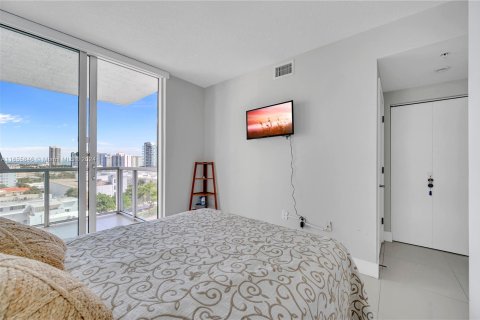 Condo in Miami Beach, Florida, 1 bedroom  № 1355335 - photo 16