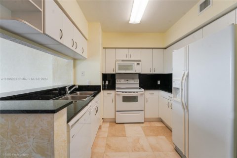 Condo in North Bay Village, Florida, 2 bedrooms  № 1227214 - photo 3