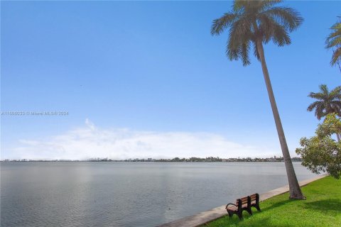 Copropriété à vendre à North Bay Village, Floride: 2 chambres, 91.42 m2 № 1227214 - photo 9